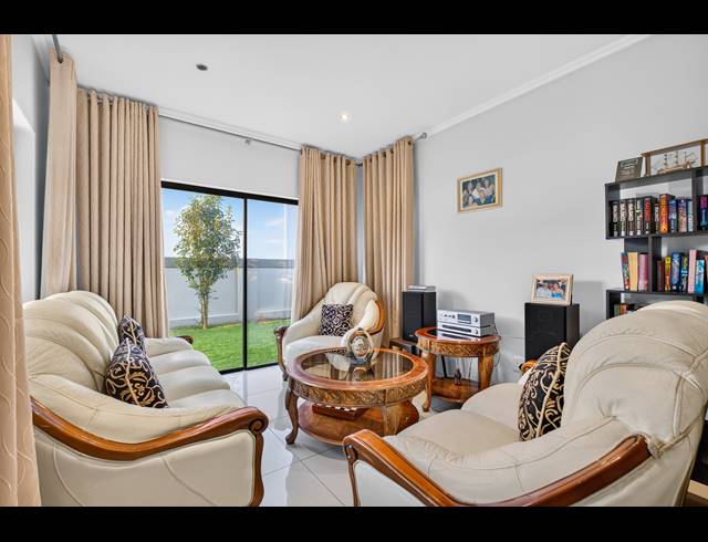 4 BEDROOM HOUSE FOR SALE IN LONEHILL